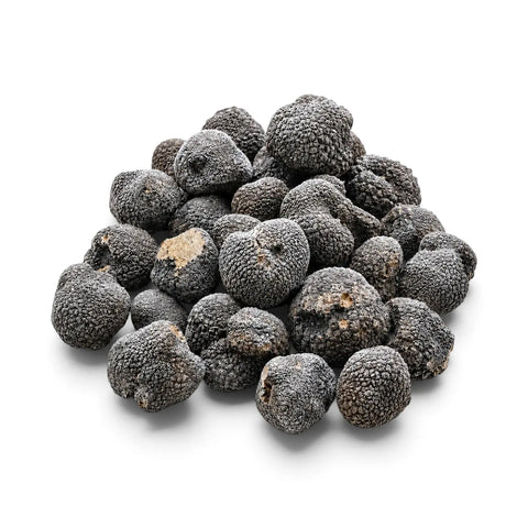 Trufas enteras congeladas con una ligera escarcha natural sobre un fondo blanco