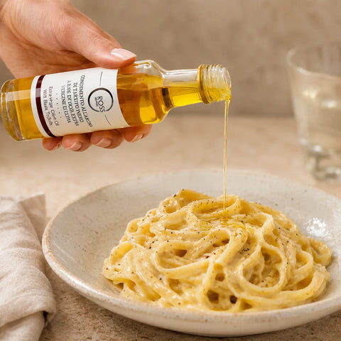 Aceite de oliva con trufa negra rociado sobre tallarines cremosos y tibios