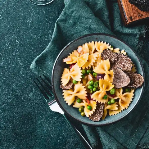 Pasta farfalle con guisantes y trufas.