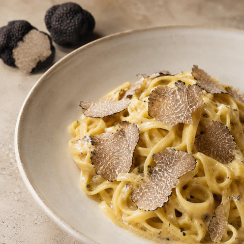 Trufa de Borgoña fresca – Tuber uncinatum laminada sobre cremosos tagliolini