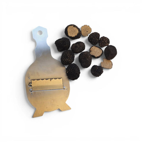 Trufas frescas Tuber aestivum de grado B que muestran ejemplares enteros pequeños e irregulares y un interior cortado de forma natural