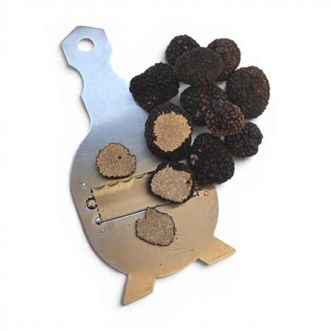 Trufas frescas de Tuber aestivum de grado C, mostrando ejemplares enteros y cortados junto a una rebanadora de trufas
