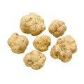 Grandes trufas blancas frescas Tuber magnatum con superficies de ocre pálido y variación natural en la forma