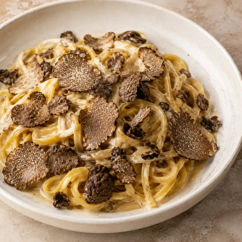 Trufa negra de verano congelada – Tuber aestivum laminada sobre pasta tagliolini cremosa
