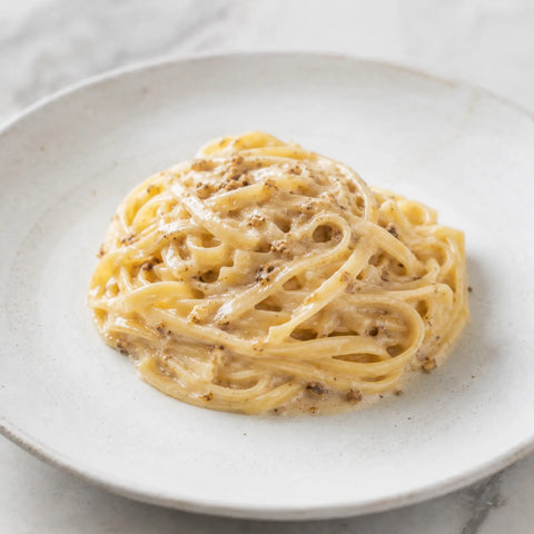 Pasta cremosa con trufa blanca Tuber magnatum congelada finamente picada