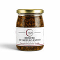 Tarro de cristal que contiene trufa de verano picada Tuber aestivum en aceite de oliva
