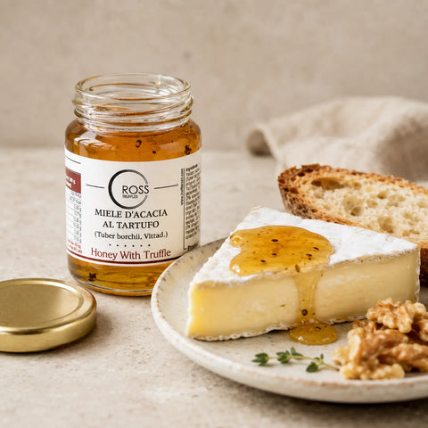 Miel de trufa blanca con 2% Tuber borchii rociado sobre queso tierno